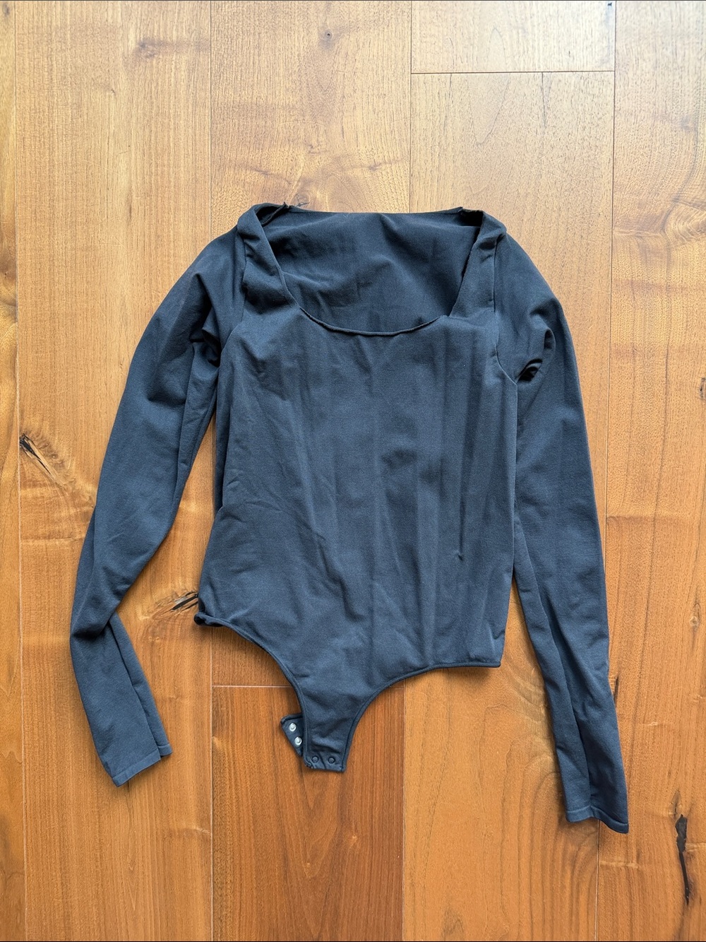 NEW / Skims black, long sleeve raw edge, scoop neck, thong bodysuit / s m